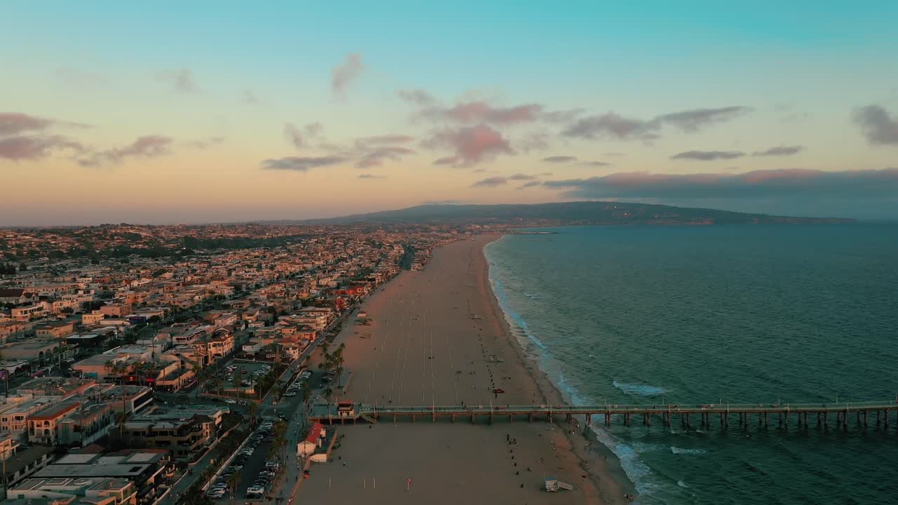 ciudad costera de manhattan beach en el muelle de manhattan beach durante la puesta de sol, california, ee.uu.