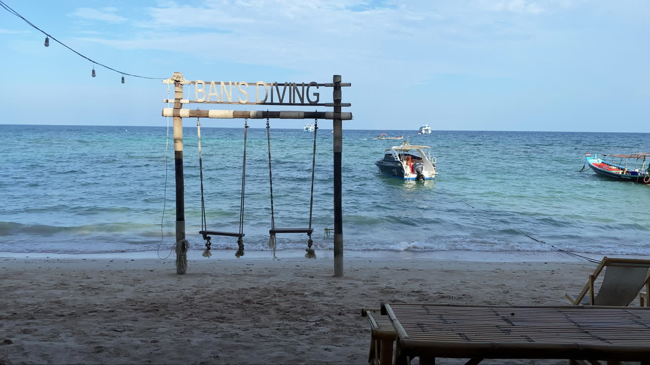 la playa frente a un complejo de buceo en ko tao