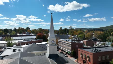 Campanario-De-La-Iglesia-De-órbita-Aérea-En-Lexington,-Virginia