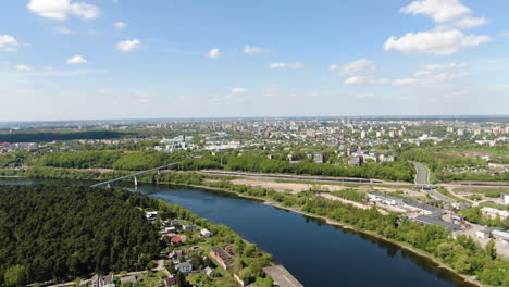 Majestuosa-Vista-De-Las-Casas-Privadas-De-Panemune-Y-La-Ciudad-De-Kaunas-En-El-Horizonte,-Toma-Aérea