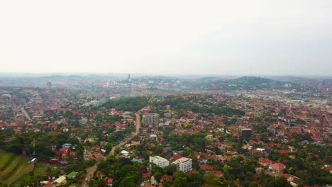 Luftaufnahme-Des-Muyenga-Tank-Hill-Gebiets-Von-Kampala-An-Einem-Nebligen-Tag