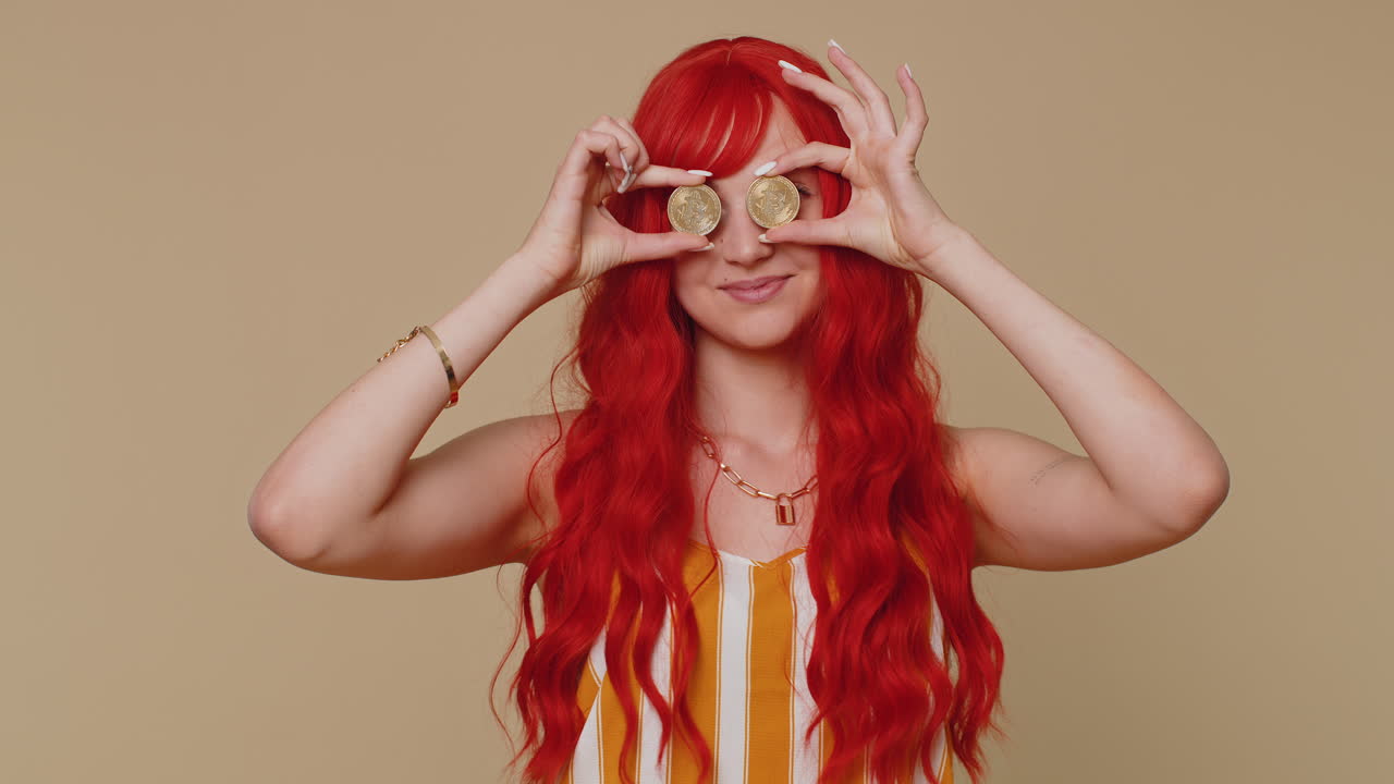 chica mostrando bitcoins btc, carrera riqueza, inversión en criptomonedas minería pago de tecnología futura