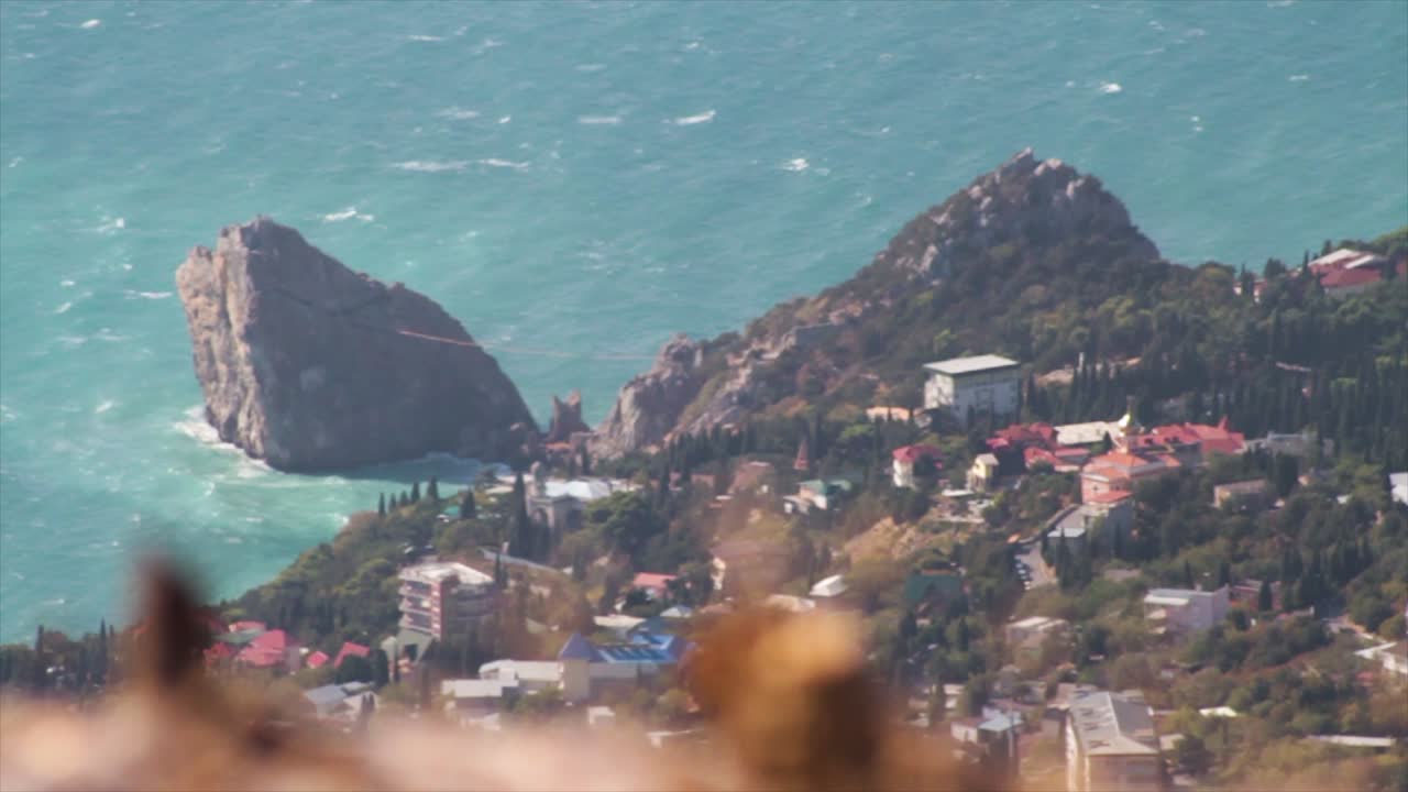 산 과 바다 가 있는 해안 도시 풍경