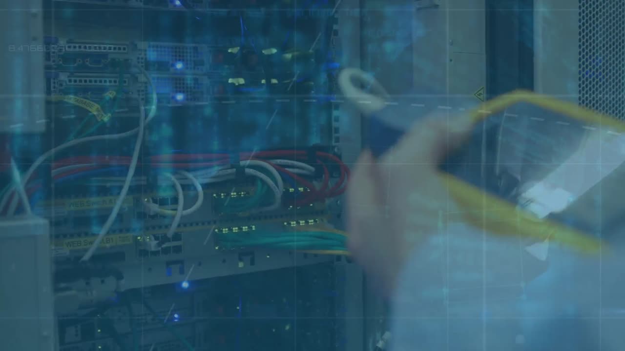 animazione dell'elaborazione dei dati su una donna caucasica nella sala server