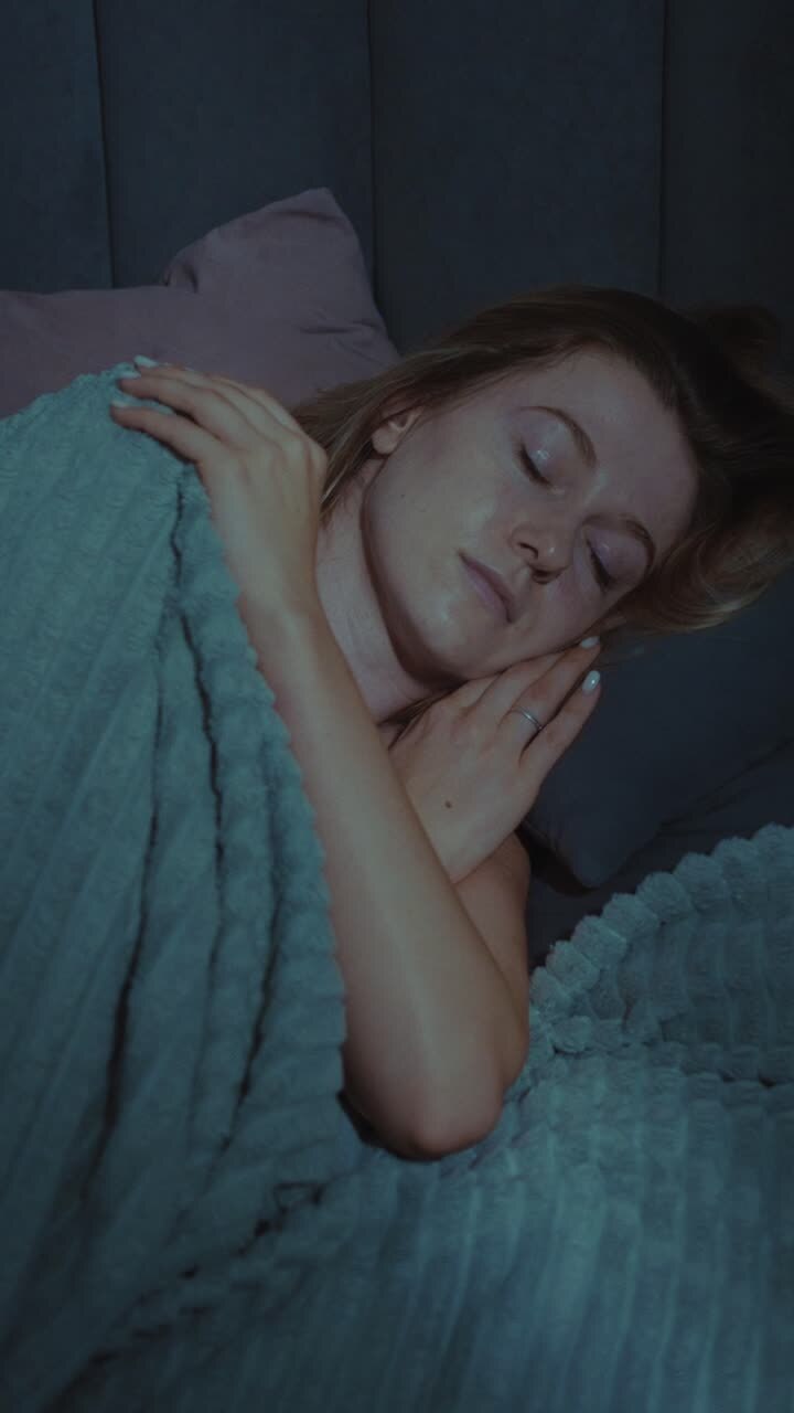 Donna che dorme nel letto