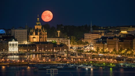 Zeitraffer-Eines-Roten-Mondes,-Der-Hinter-Der-Uspenski-Kathedrale-In-Helsinki-Untergeht