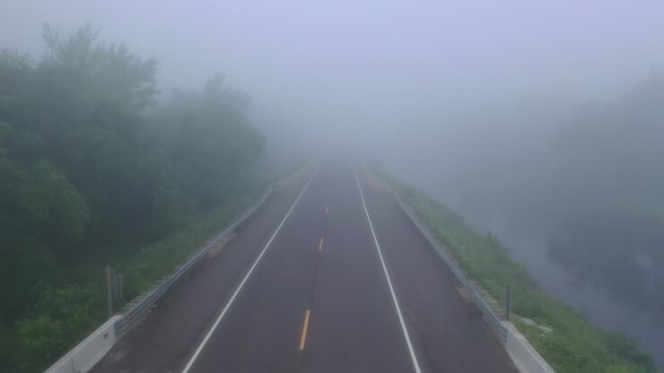 la carretera de la mañana brumosa