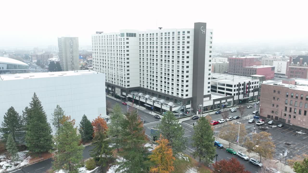 워싱턴 주 스포케인에 있는 데이븐포트 그랜드 호텔을 향해 밀고 있는 조감도