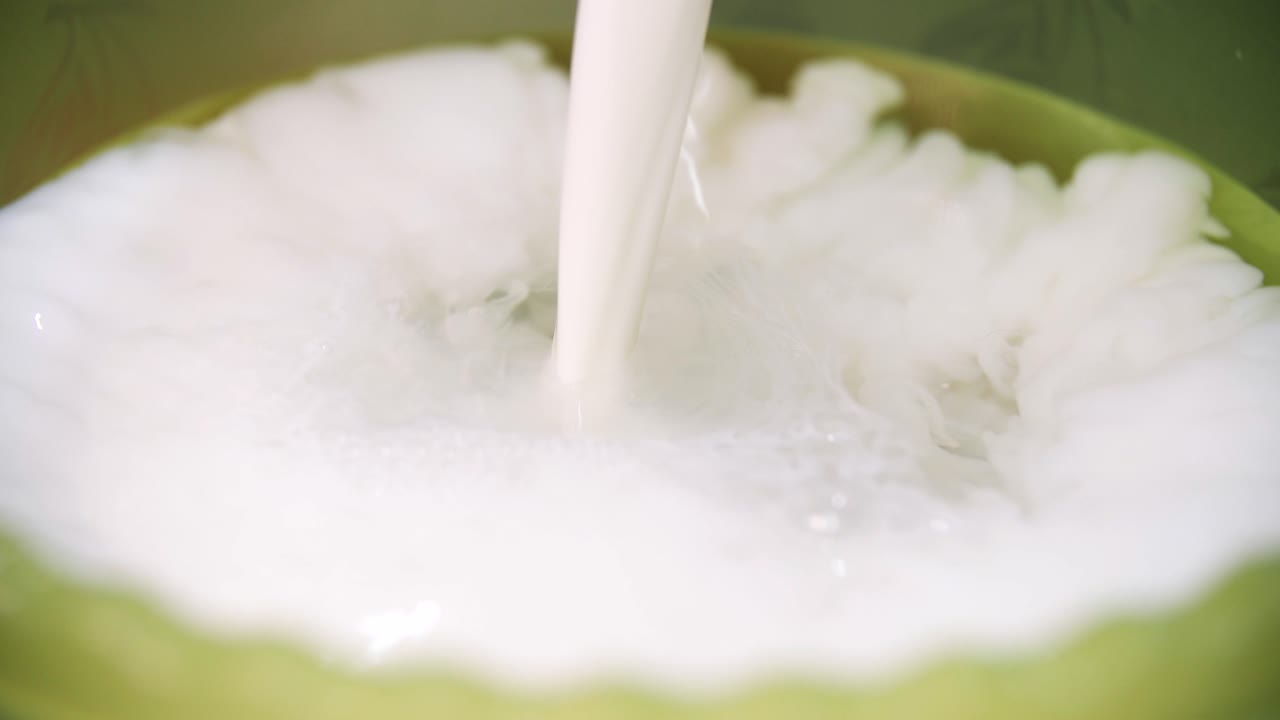 녹색 그 에 우유 를 고 있는 것