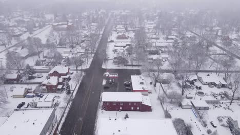 Gemütliche,-Ikonische-Amerikanische-Stadt-Mit-Wohngebäuden-Bei-Schneefall,-Luftaufnahme
