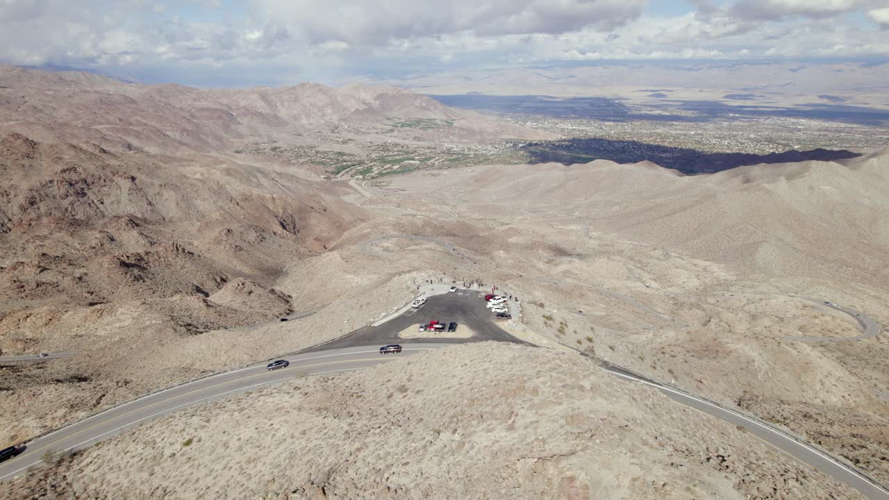 아래 코첼라 계곡의 넓은 전망을 제공하는 캘리포니아 74번 고속도로의 비스타 포인트 공중 궤도