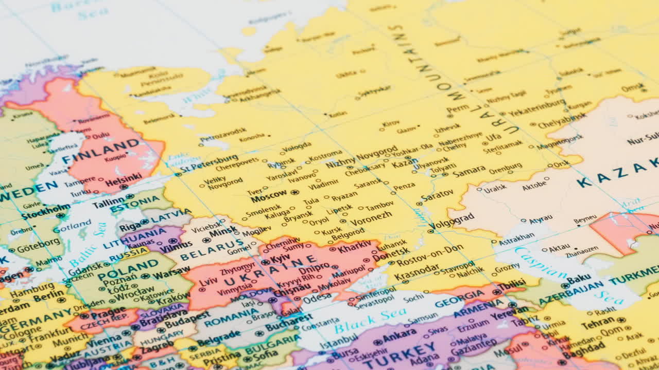 крупный снимок страны слово украина на карте мира с подробным названием столицы