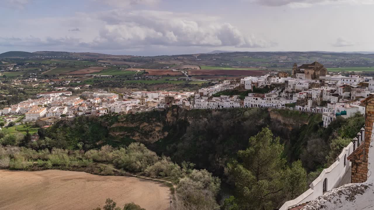 Timelapse con zoom lento in avanti su un tipico villaggio spagnolo imbiancato a calce e sulla campagna