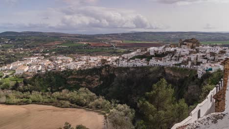 zoom lento en lapso de tiempo sobre el típico pueblo y campo encalados españoles