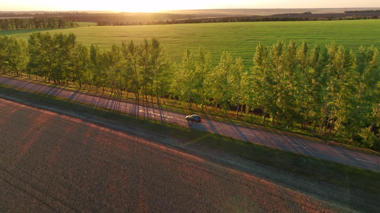 해가 지는 시골 도로