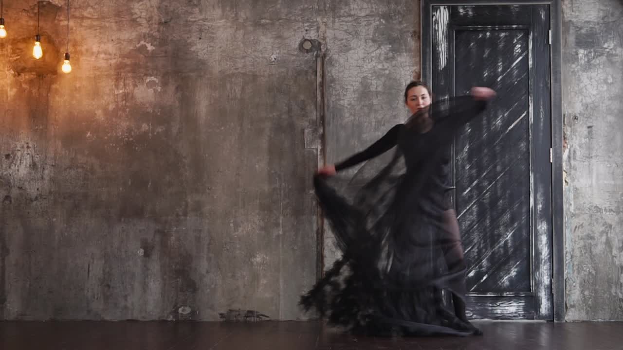 Ballerina di danza classica in nero