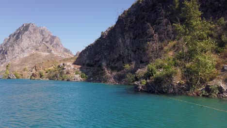 crucero en el lago oymapinar rodeado de formaciones rocosas