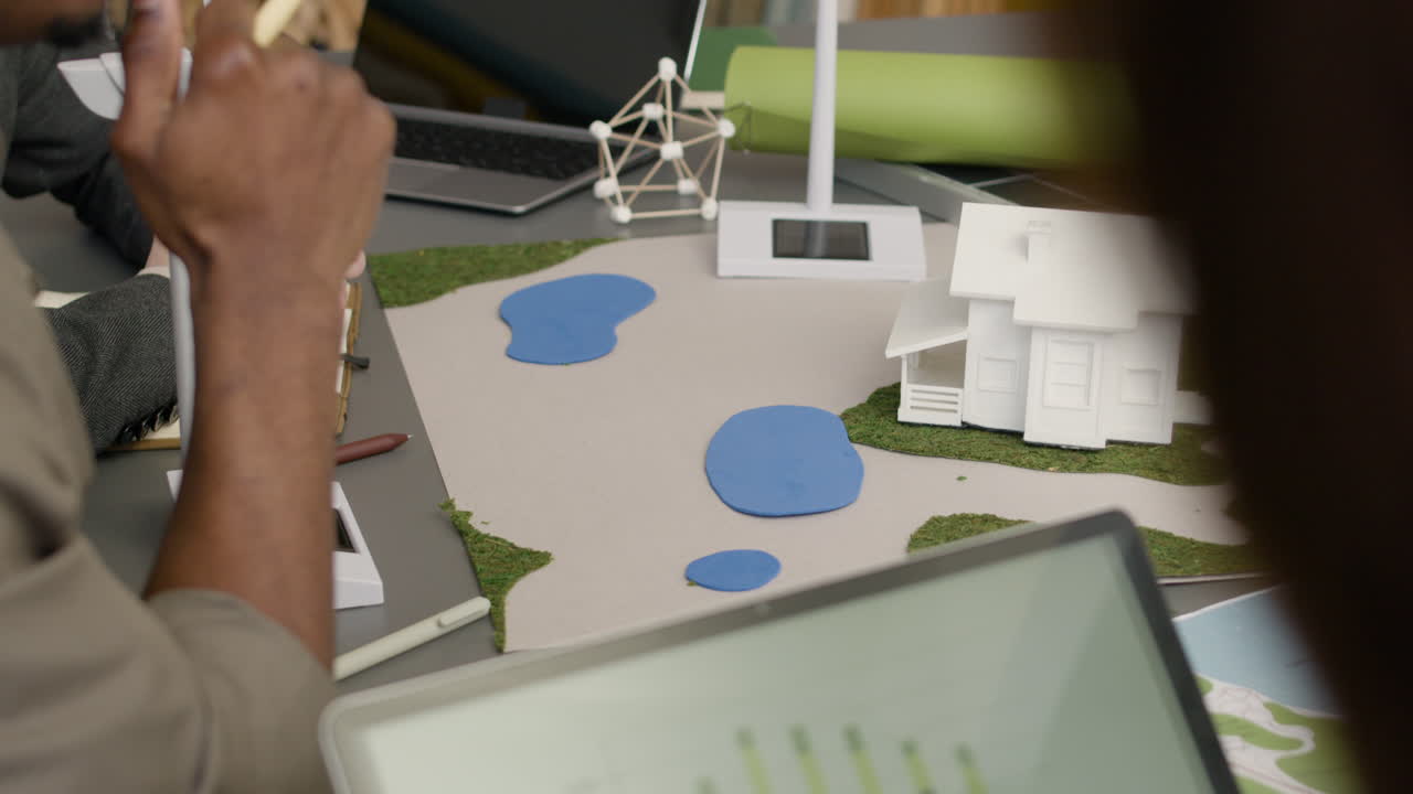 крупный план неузнаваемой команды, обсуждающей проект по возобновляемым источникам энергии в офисе