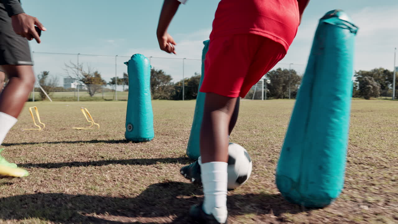Treino de agilidade de futebol no campo