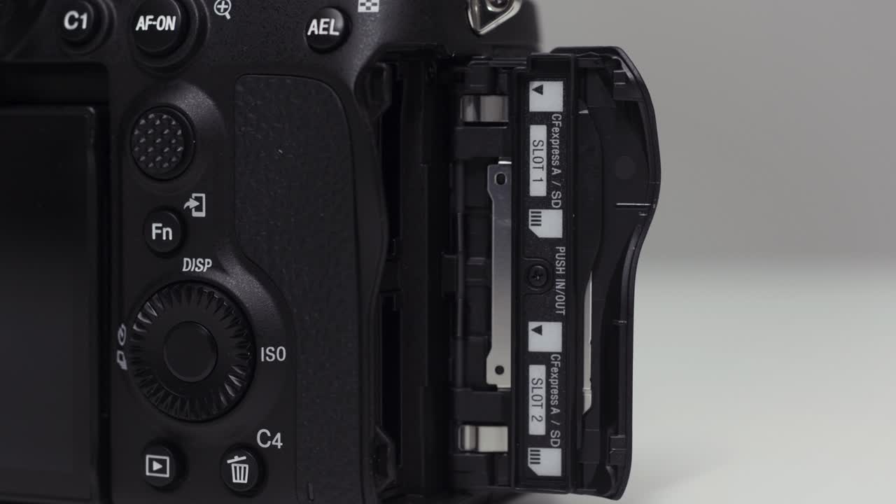 клоуз-ап слота для карты памяти камеры