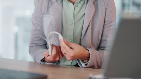 negocios, mujeres y dinero en manos o en efectivo