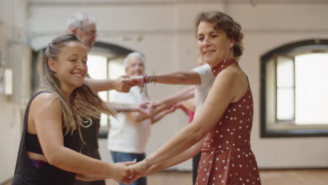 Vista-Lateral-De-Las-Parejas-Que-Toman-Clases-De-Baile-En-El-Salón-De-Baile