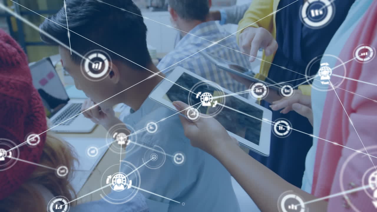 태블릿을 사용하는 다양한 동료에 대한 아이콘으로 연결 네트워크의 애니메이션