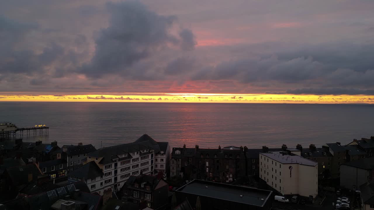 영국 웨일즈 애버리스트위스 해변, 항구, 바다 쪽, 클리프 및 마을 앞-24의 여름날 드론 영상