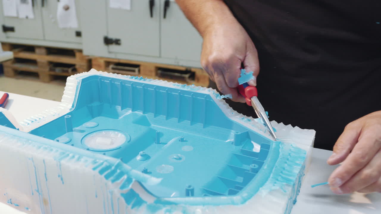 hombre de mediana edad manos trabajando con herramienta fabricación aspiradora cáscara fábrica industria trabajo industrial refinación 3d impreso prototipo modelo plástico empresa físico sudoroso tarea acabado producto