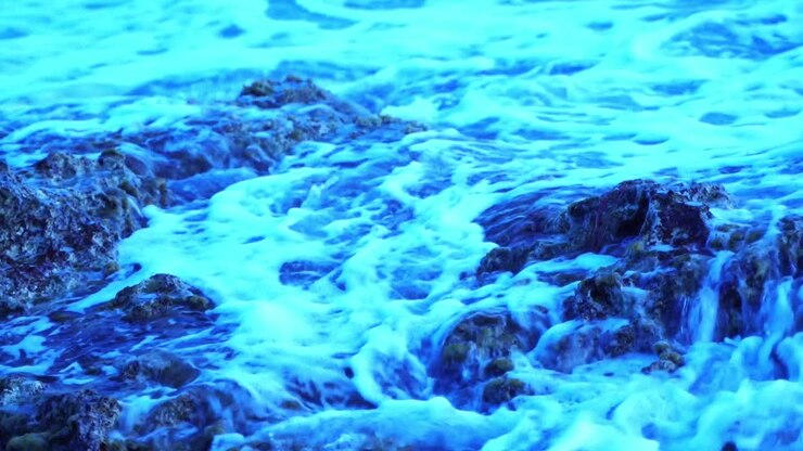 la roccia giace piatta nell'acqua ed è ripetutamente lavata dall'acqua bella affascinante