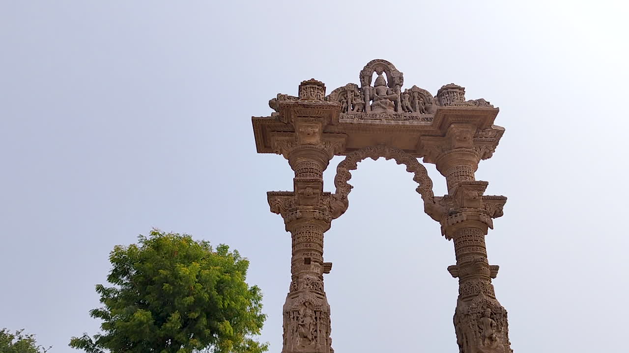 Vadnagar, Gujarat, India, arco in pietra antica di Narsinh Maheta Ni Chowri con sculture dettagliate, monumento storico indù che mette in mostra l'architettura tradizionale indiana e il patrimonio culturale
