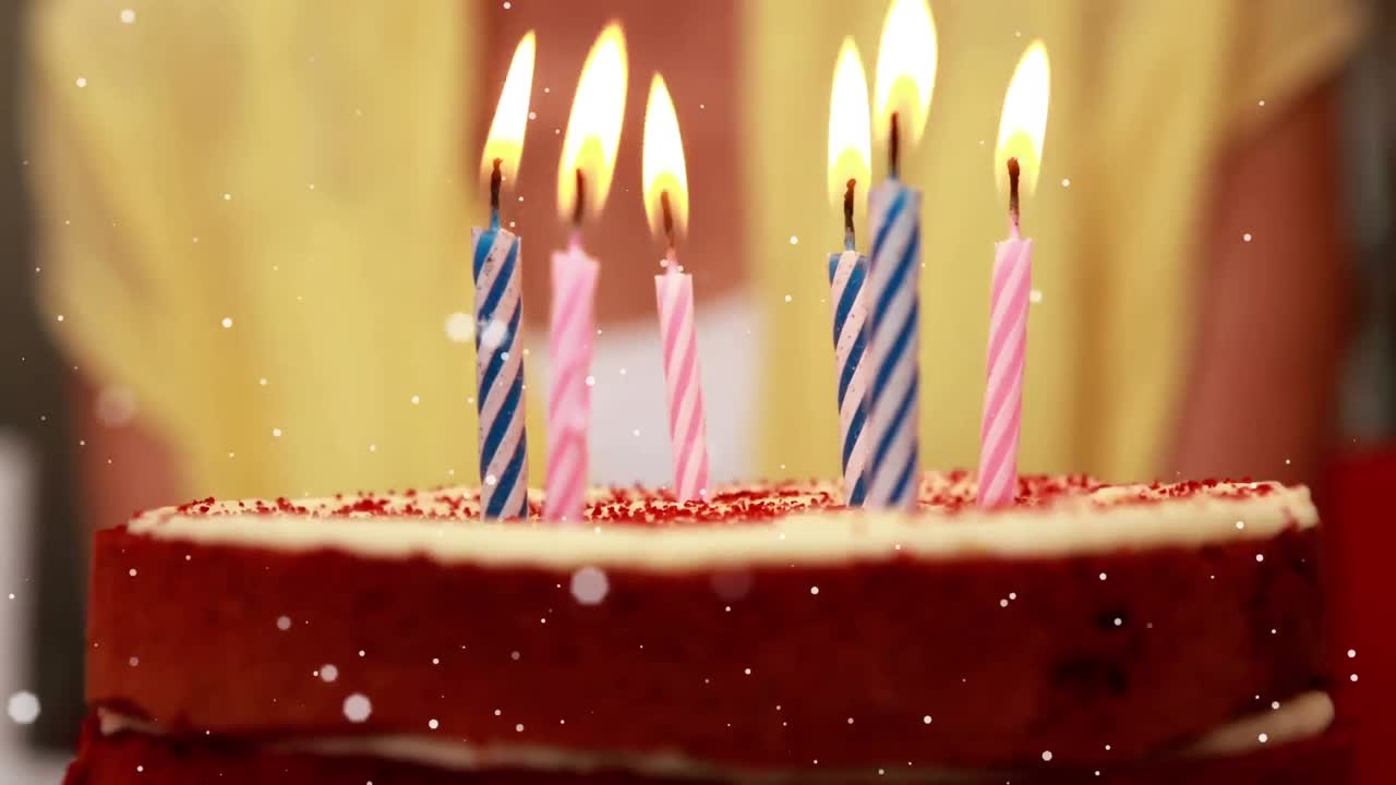animación de puntos blancos de luz que se mueven sobre velas encendidas en el pastel de cumpleaños