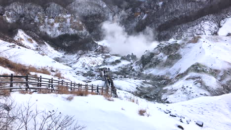 jigokudani, conocido en inglés como "el valle del infierno" es la fuente de aguas termales para muchos balnearios onsen locales en noboribetsu, hokkaido