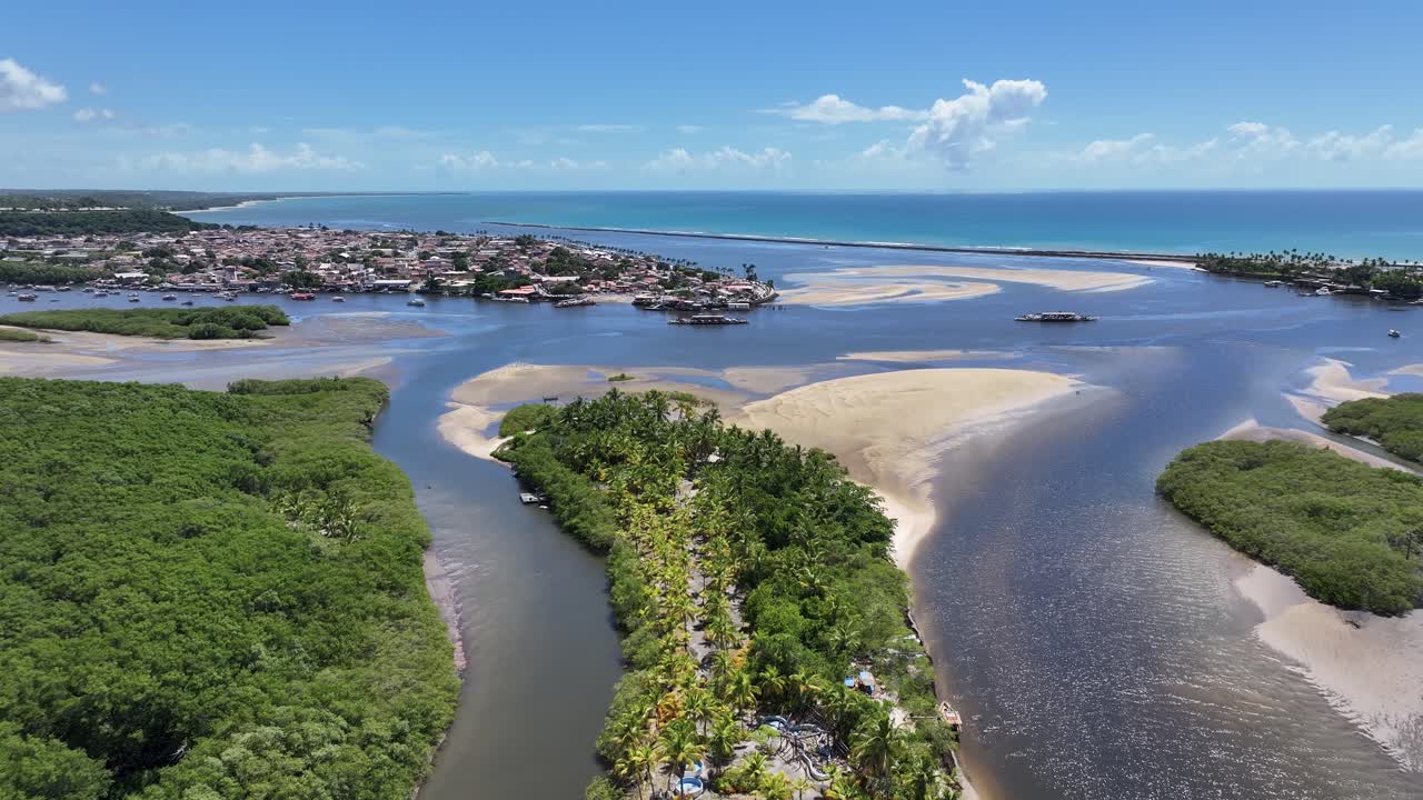Horizonte de mangue em Porto Seguro, na Bahia, Brasil. Horizonte da cidade costeira. Paisagem de praia. Belo mangue. Horizonte de mangue em Porto Seguro, no Brasil. Bancos de areia naturais. Nordeste do Brasil.