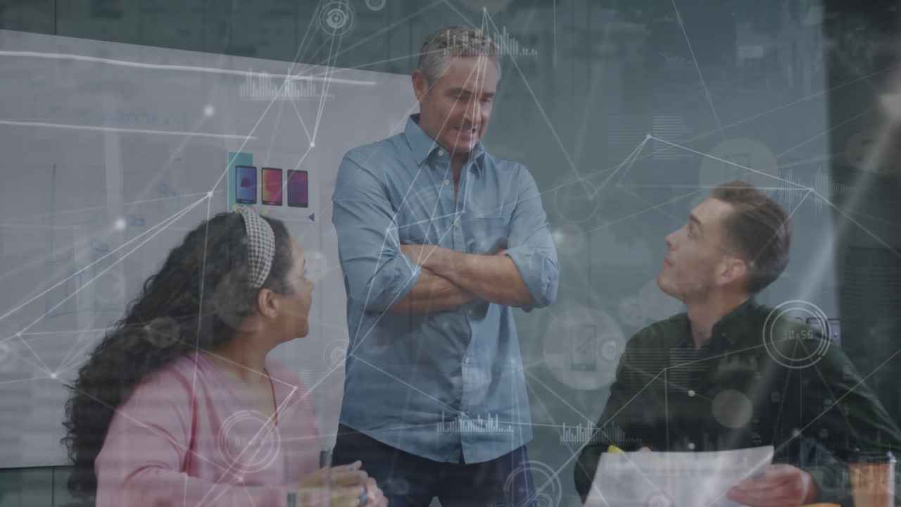 animación de puntos e iconos conectados, iconos de gráficos sobre diversos compañeros de trabajo que comparten ideas en la oficina