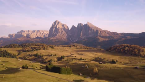 Filmischer-Drohnenflug-über-Der-Atemberaubenden-Landschaft-Der-Seiser-Alm-In-Den-Italienischen-Dolomiten