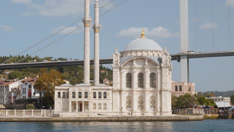 Crucero-Por-El-Estrecho-Del-Bósforo,-Gran-Mezquita-De-Mecidiye,-Ortaköy,-Estambul,-Punto-De-Referencia