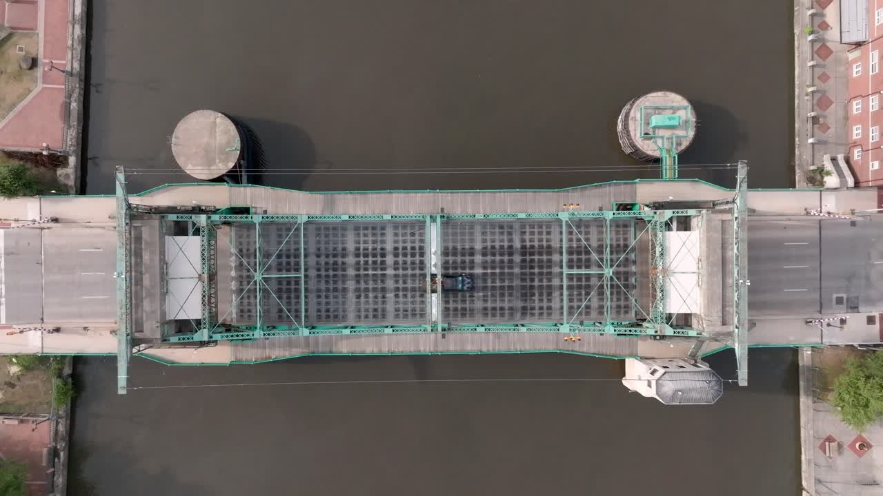 vista aérea de automóviles que conducen por el puente en joliet, illinois sobre el río des plaines con video estable de drones