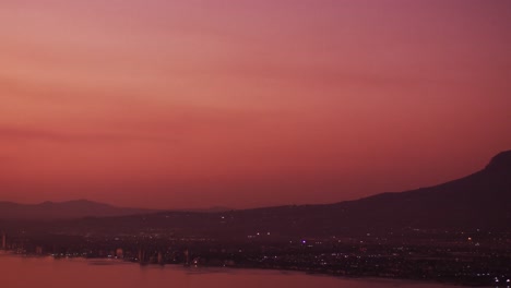 Video-De-Hermosa-Vista-Del-Atardecer-Sobre-El-Pueblo-En-La-Costa