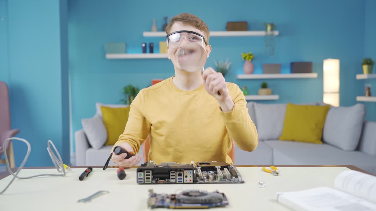 технически подкованный подросток смотрит в камеру с помощью лупы.