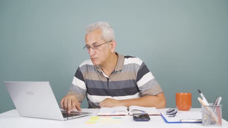 Zufrieden-Mit-Dem,-Was-Er-Auf-Dem-Laptop-Sieht,-Nickt-Der-Mann.