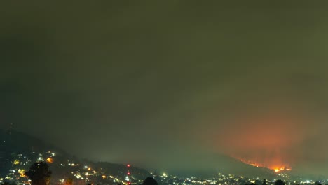 fuego salvaje en uruapan michoacan por la noche