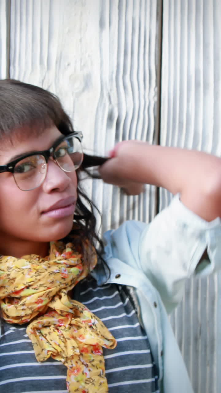 mujer hipster feliz levantando los brazos