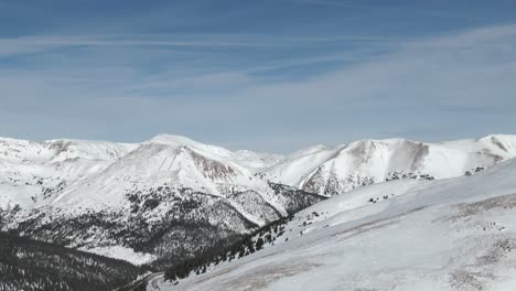 vistas aéreas de los picos de las montañas desde el paso loveland, colorado