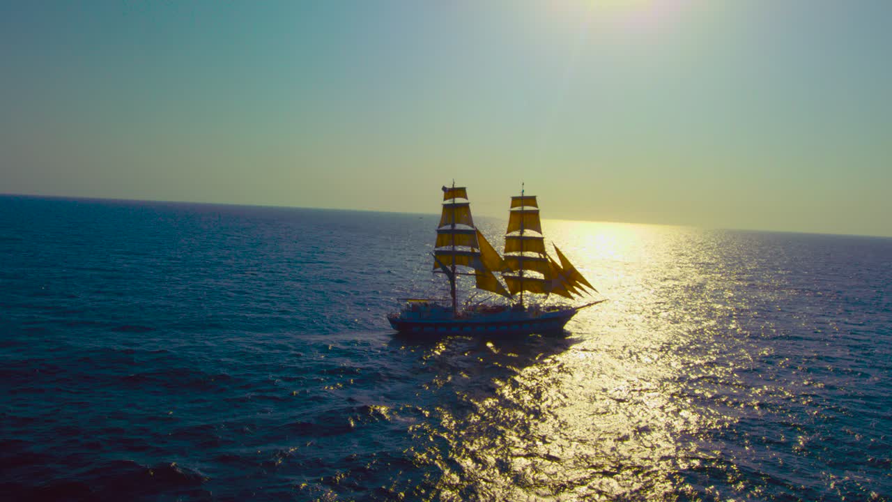 선박 실루엣이 보이는 푸른 바다