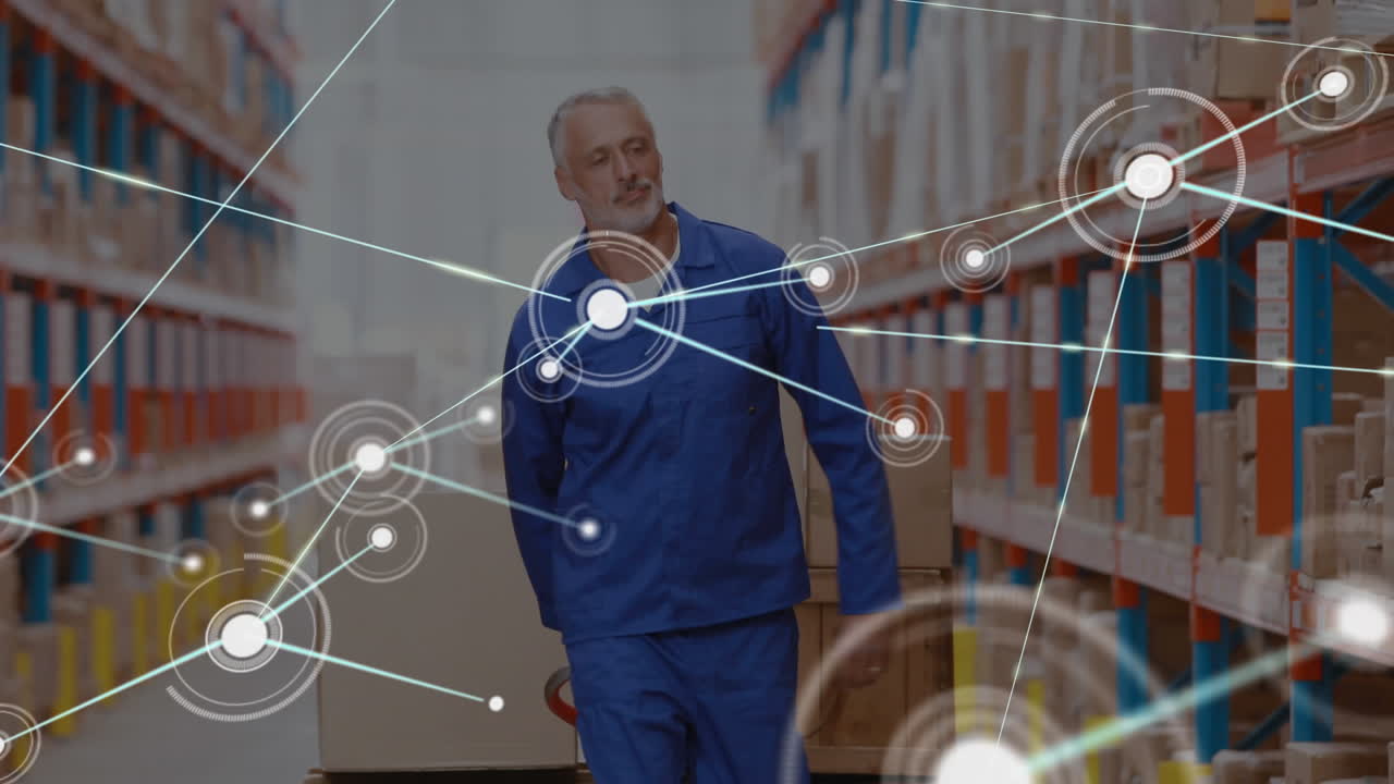 animación de la red de conexiones con iconos sobre el hombre que trabaja en el almacén