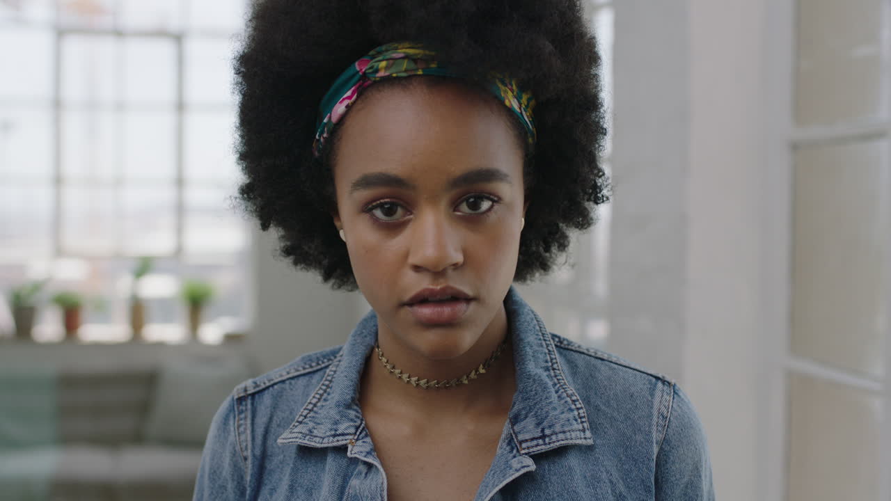 hermosa joven mujer afroamericana retrato de una chica negra guapa y de moda que parece pensativa y seria ante la cámara