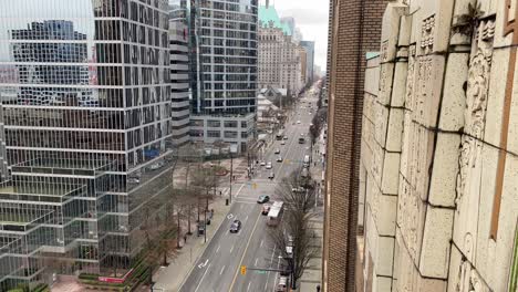 estrecho camino de tráfico ocupado en el centro de la ciudad de vancouver canadá con edificios modernos