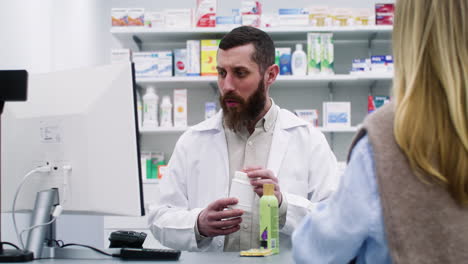farmacéutico escaneando y poniendo pastillas en el mostrador