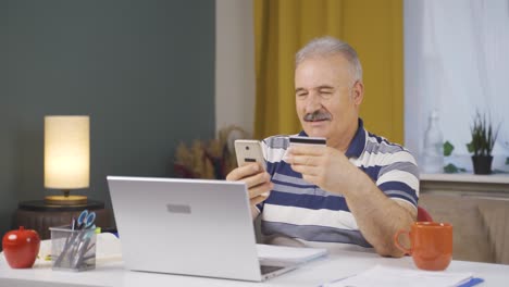 trabajador de oficina en casa, anciano comprando por teléfono.